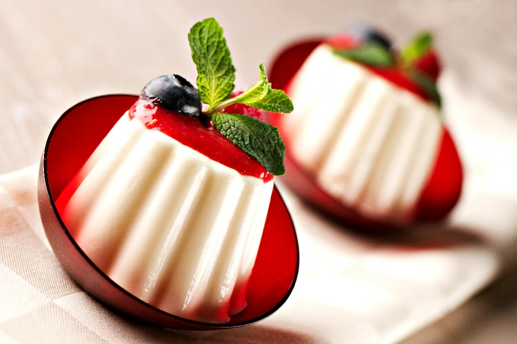 Panna Cotta com Calda de Frutas Vermelhas: Elegância em Cada Colher